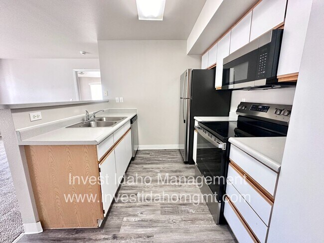 Foto del edificio - Fully renovated in 2025 2 bedroom, 2 bathroom ground floor apartment available soon.