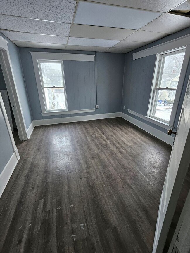 Foto del edificio - upper two bedroom unit with bonus room West side