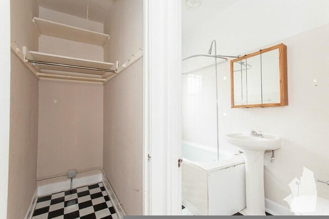 Building Photo - 626 West Cornelia-N3