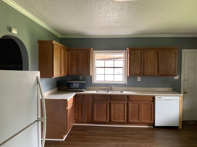 Building Photo - 4 Bedroom 3 bath home for lease