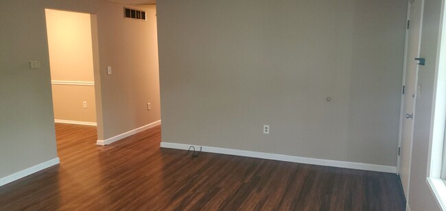 Foto del edificio - 3 bd, 1 ba house, N Columbia, new paint, f...
