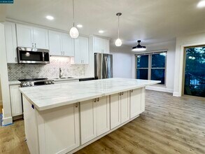 Building Photo - 2083 Ascot Dr