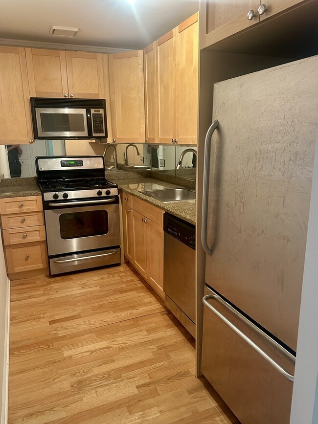 Building Photo - 6102 N Sheridan Rd
