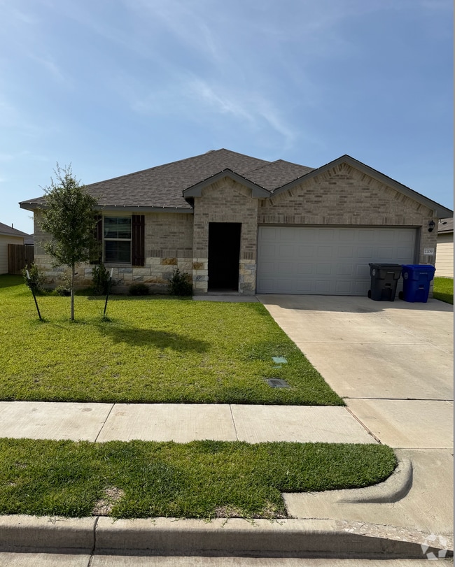 Building Photo - 7209 Llano Dr
