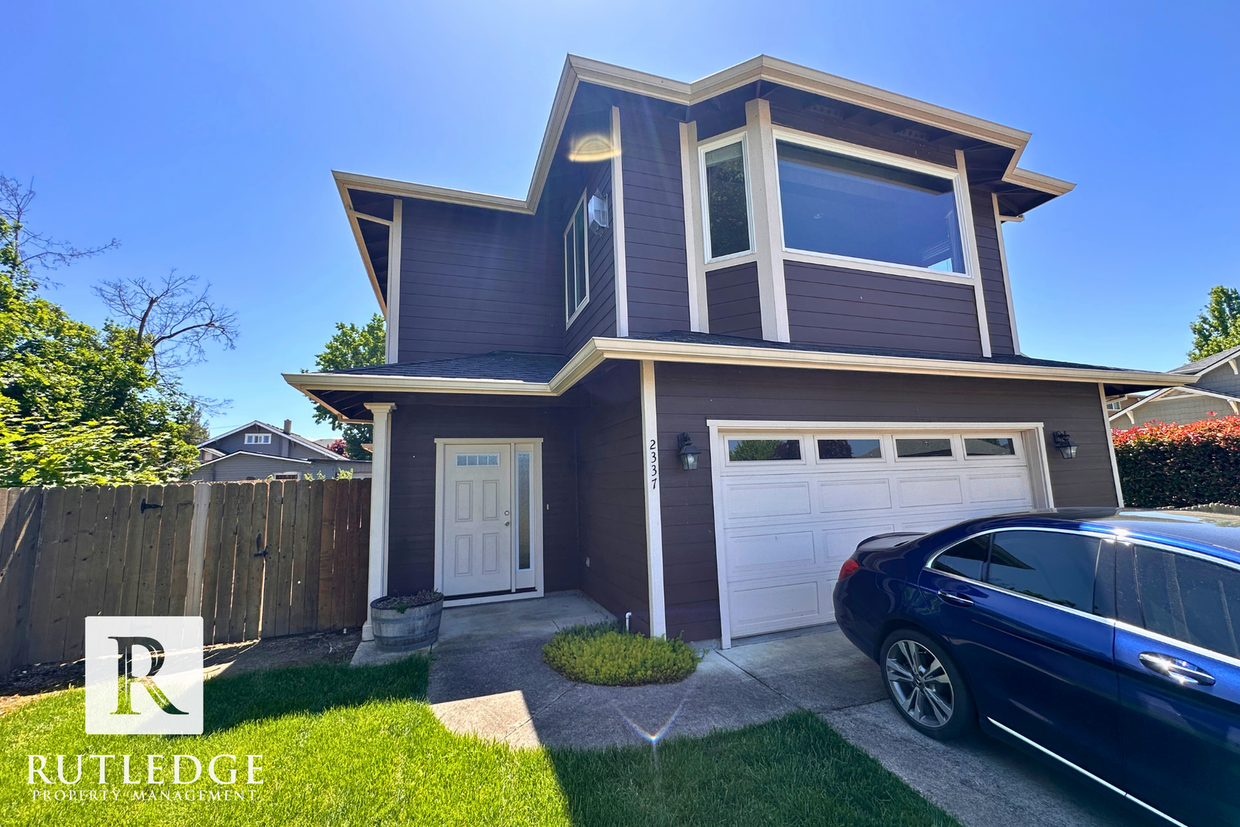 Foto principal - STUNNING 3 Bed/2.5 Bath House in Medford