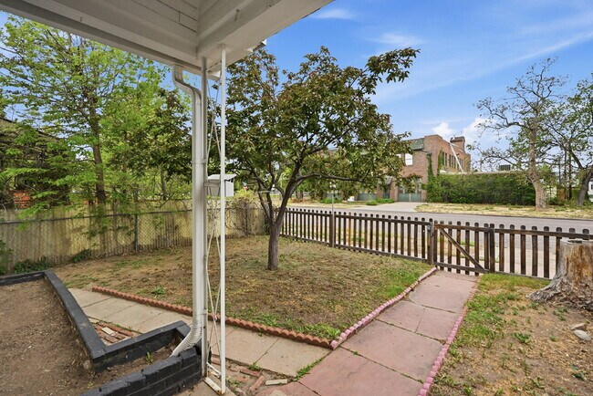 Foto del edificio - $2,750.00, 1-bed , 2-bath Home in Denver with additional Flex Room and Fenced in Backyard.