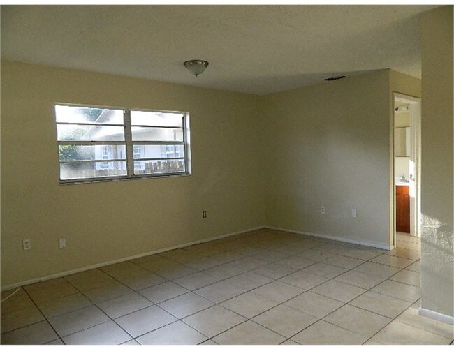 Foto del edificio - 1910 E Waters Ave