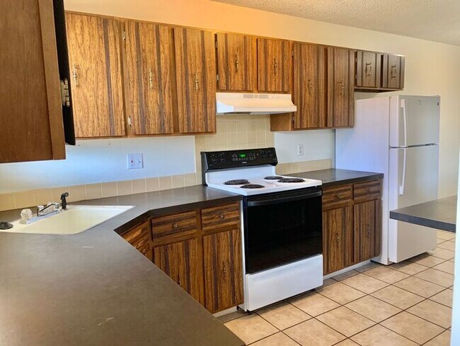 Foto del edificio - Spacious 2 bed 1.5 Bath Apartment with 1 Garage Space