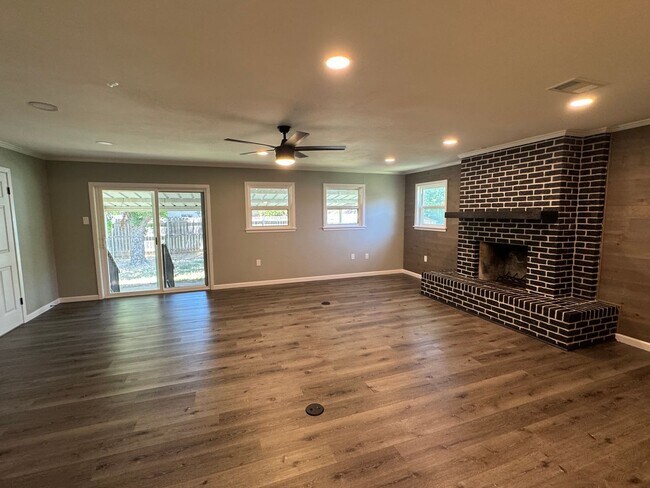 Building Photo - Beautifully Renovated 3 Bedrom