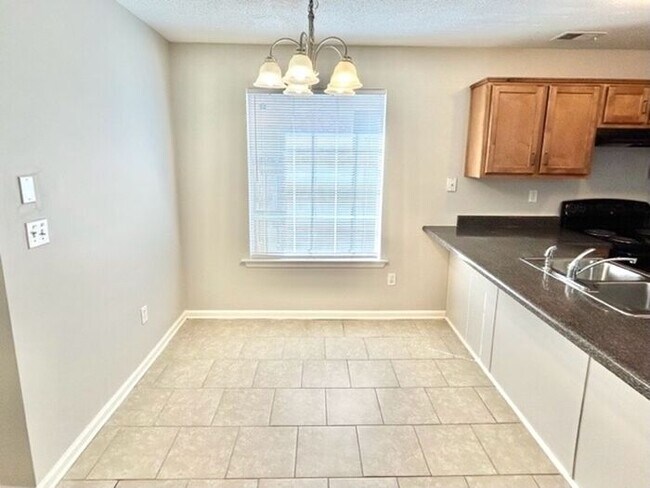 Foto del edificio - Now Leasing A 3 Bedroom 2.5 Bath Home In C...