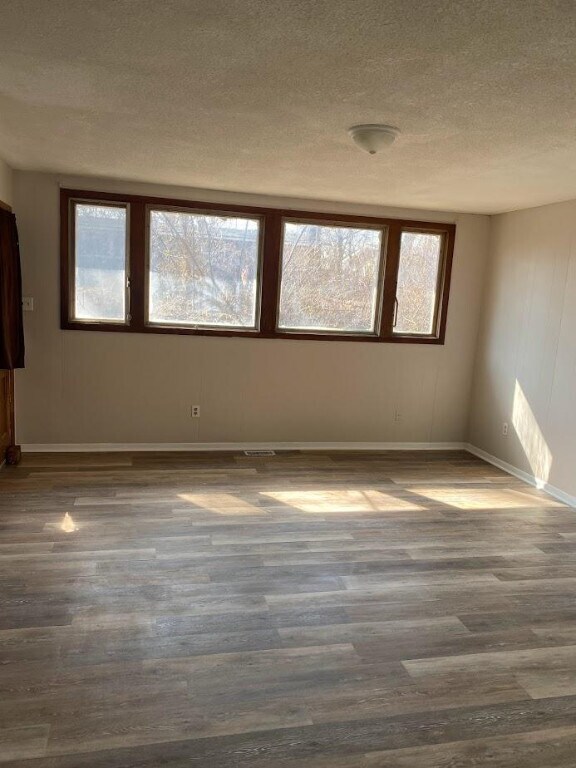 Building Photo - 1319 SW Clontarf St, Topeka, KS 66611