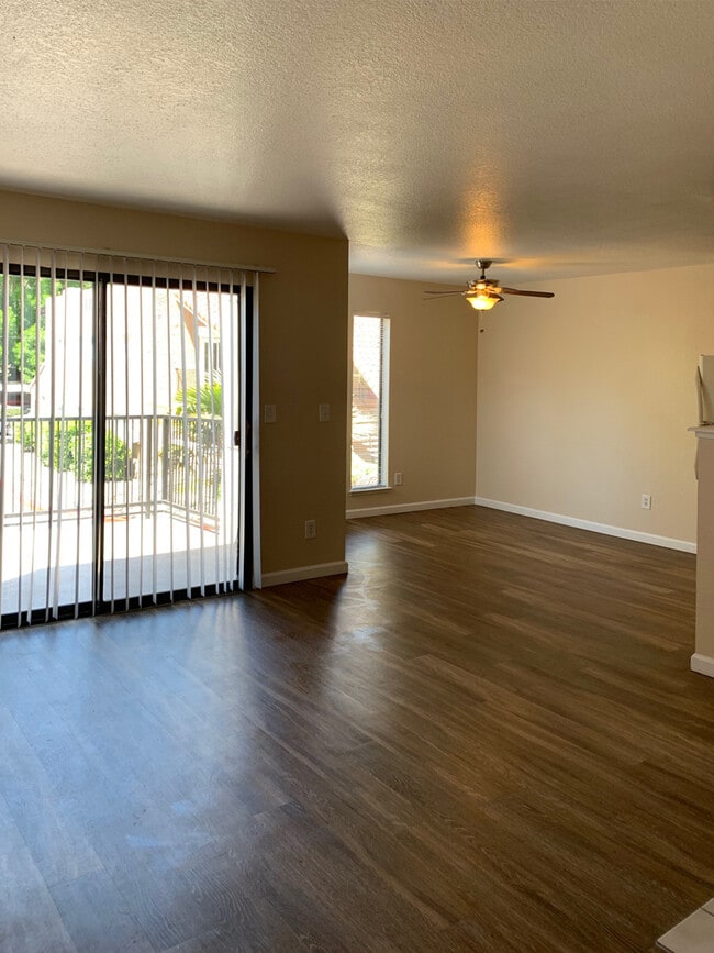 Building Photo - 8066 Via de Palmas Ln