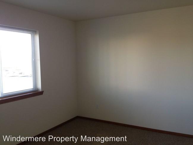 Building Photo - 616 Riverview Rd