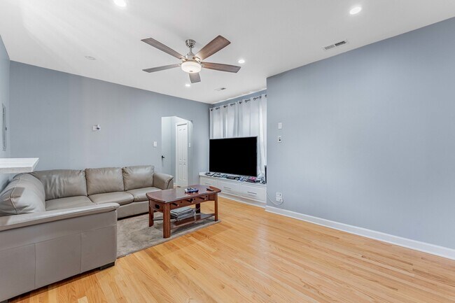 Foto del edificio - 5717 N Kimball Ave