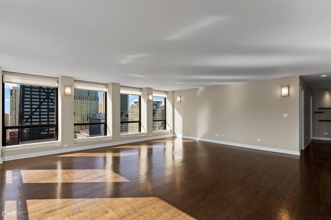 Building Photo - 260 E Chestnut St