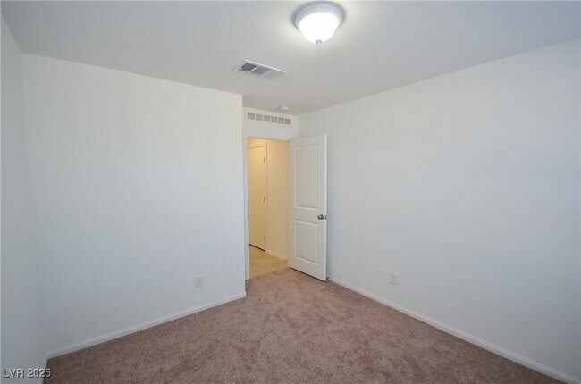 Foto del edificio - 5401 Lynn Crk Ave