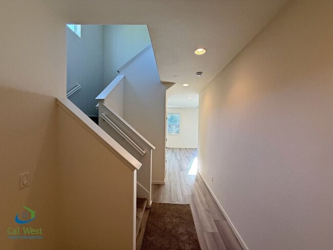 Foto del edificio - $3795 - Spacious 3 Bedroom 2.5 Bath, 2 Sto...