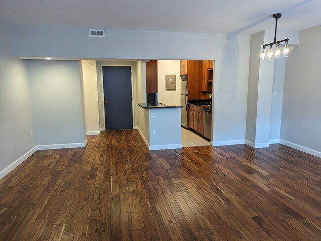 Entrada - 955 26th St NW
