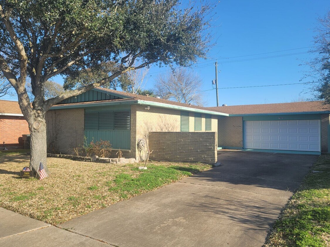 Primary Photo - Single Story 3 bed 2 bath - close to the b...