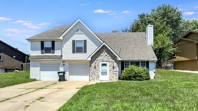 Building Photo - 1505 SW Highland Dr