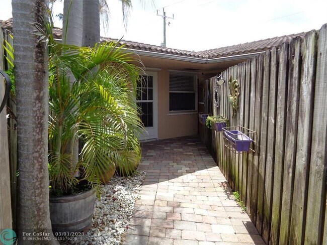Foto del edificio - 736 NE 13th Ct