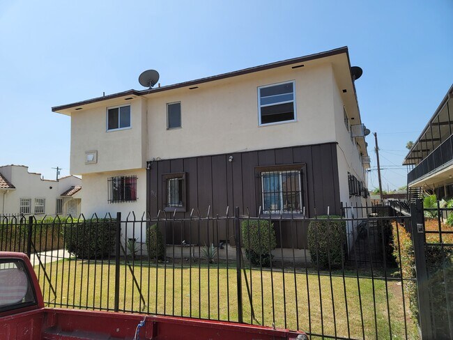 Building Photo - 916 W 84th St