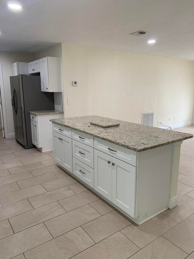 Foto del edificio - 445 SW Tulip Blvd
