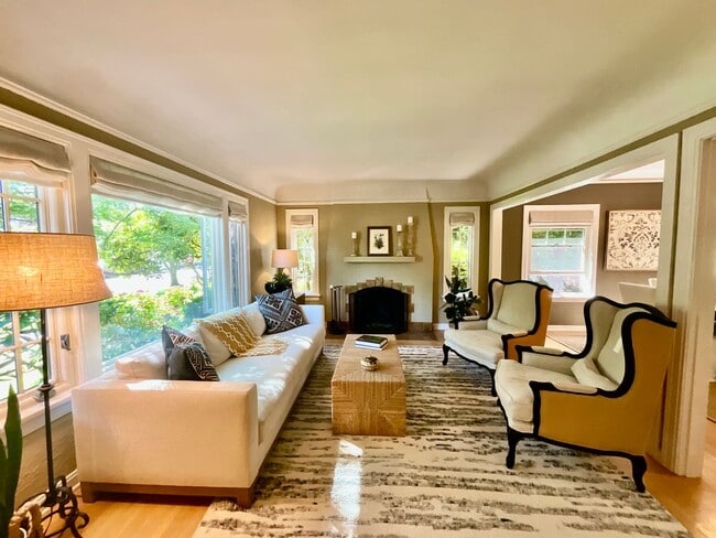 Building Photo - Bright & Charming Madison Park Home – 3 Be...