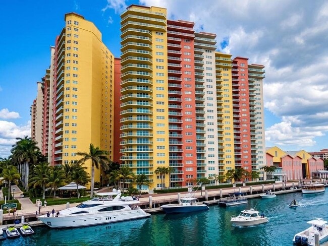 Building Photo - 2640 Lake Shore Dr