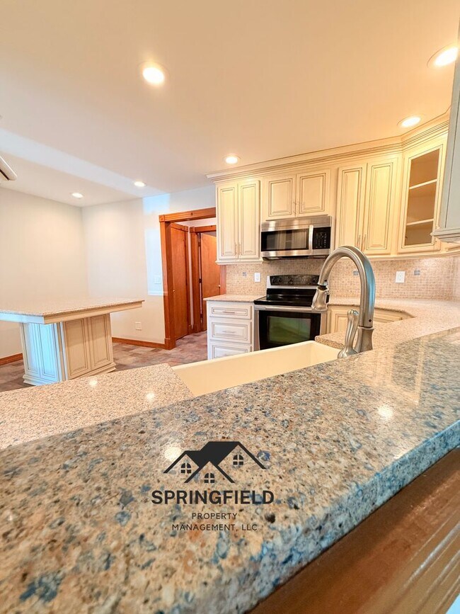 Building Photo - Location-Location, 4 BR / 2 Living Areas in SE Springfield w/ An Amazing Out Door Kitchen - Grill...