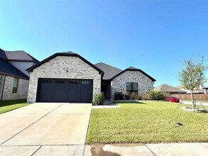 Building Photo - 402 Coyote Creek Dr