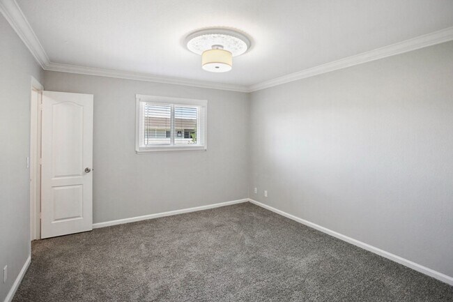 Building Photo - 1 Bed, 1 Bath In Highly Desirable Guard Gated Las Vegas Country Club