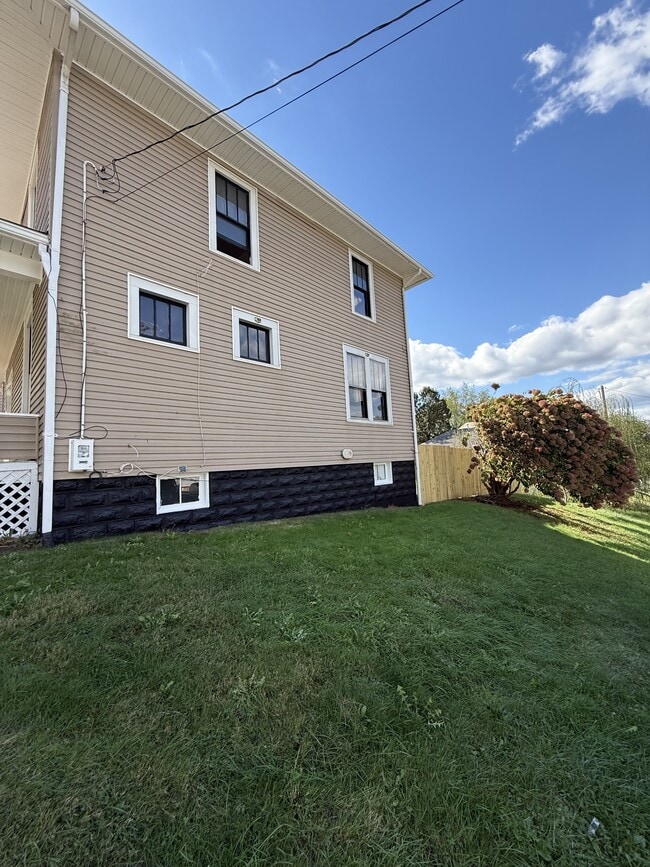 Building Photo - 403 Pine St