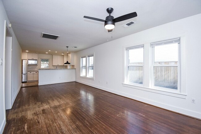 Foto del edificio - 413 W 10th St