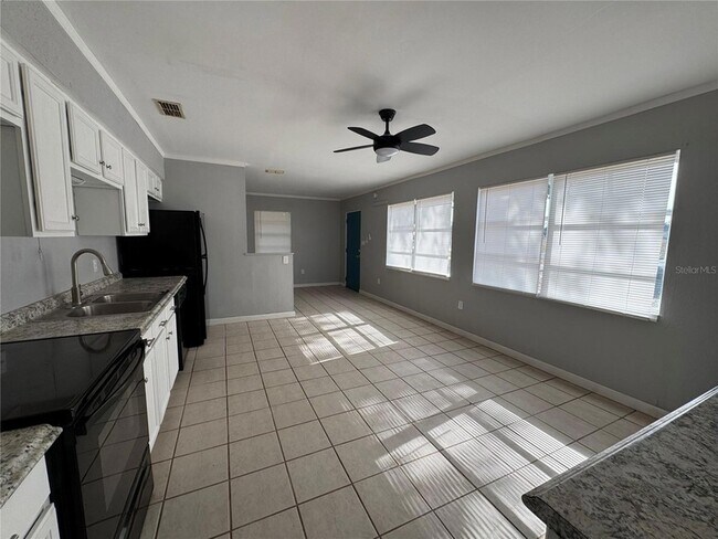 Foto del edificio - 218 W 4th St