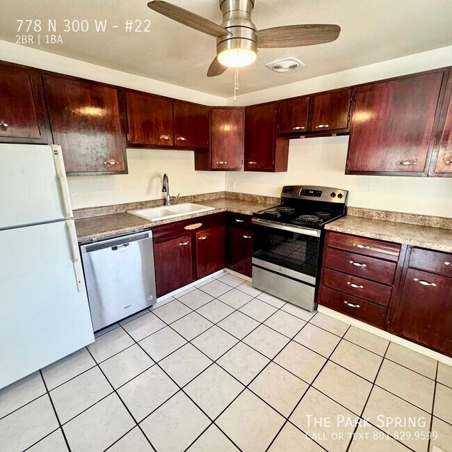 Foto del edificio - Large Top Floor 2 BR Apt Across From Park