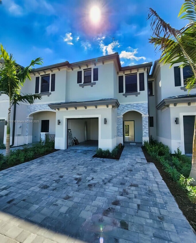 Foto principal - 452 NW 203rd Ter