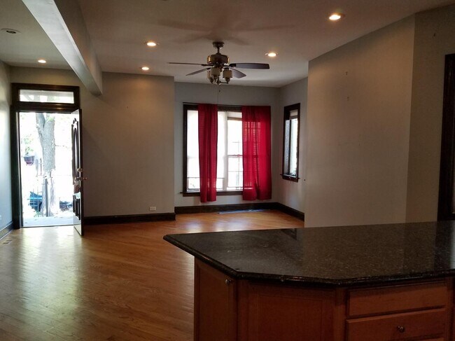 Building Photo - 2640 N Lawndale Ave