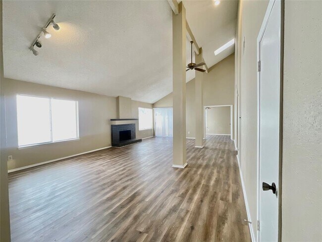 Foto del edificio - 19714 Lake Hollow Ln