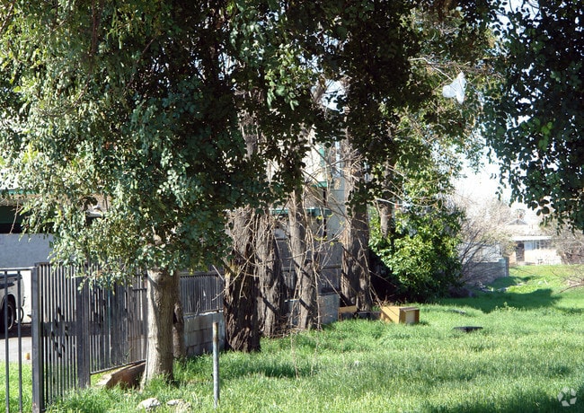 Building Photo - 1358 N Arrowhead Ave