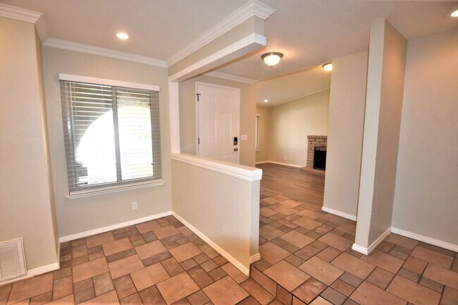 Foto del edificio - 691 Kingman Dr