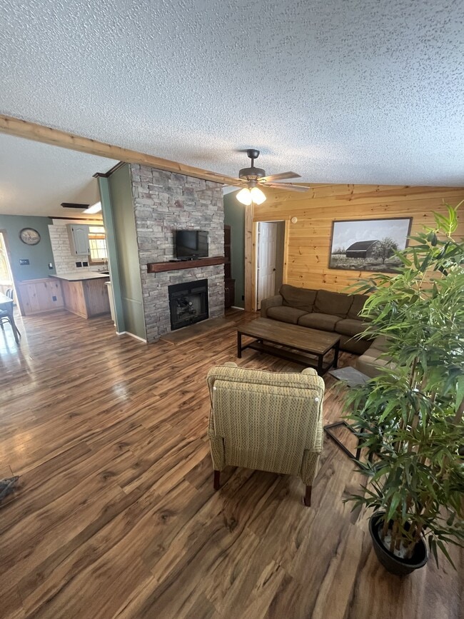 Building Photo - 12 Ray Dr