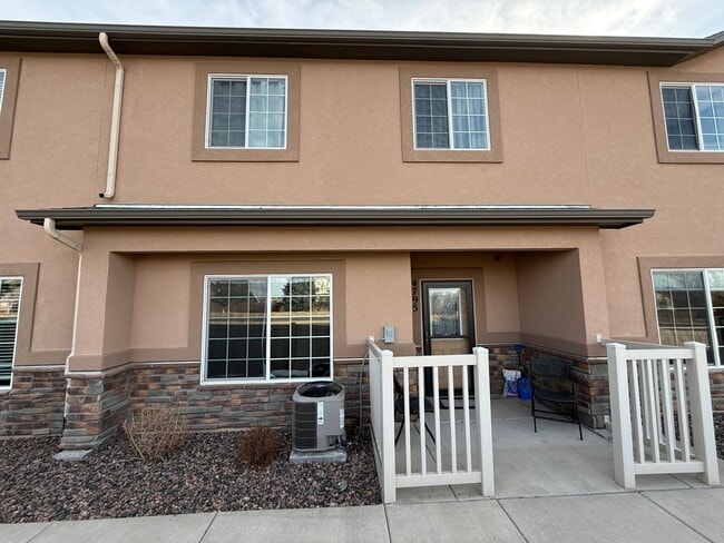 Foto del edificio - 3 Bed 3 Bath Townhome in Stetson Hills – Prime Location Near Powers Corridor!