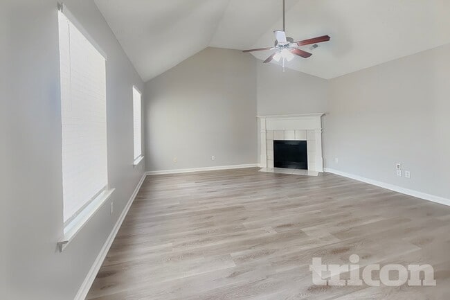 Building Photo - 2121 Montgomery Ln