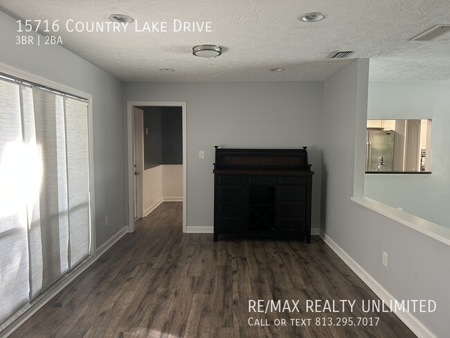 Foto del edificio - 15716 Country Lake Dr