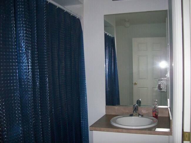 Building Photo - 4/2 Pool home all tile