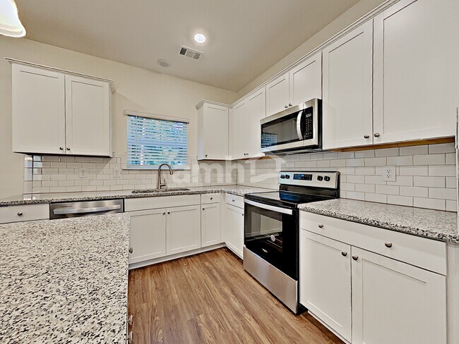 Building Photo - 561 Camp dr