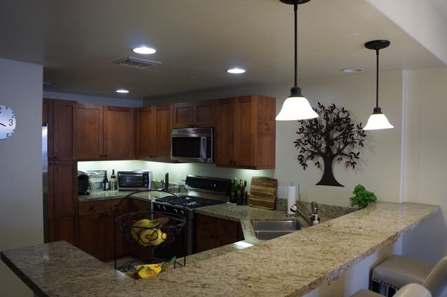 Kitchen/Breakfast Bar - 4711 Ambrose Ave