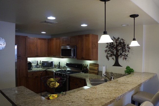 Kitchen/Breakfast Bar - 4711 Ambrose Ave