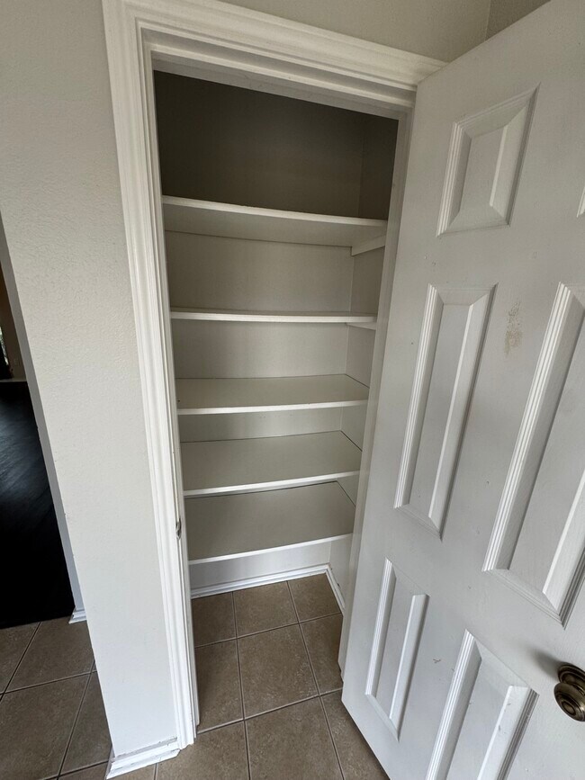 Mucho espacio de almacenamiento - 3905 Picato Dr